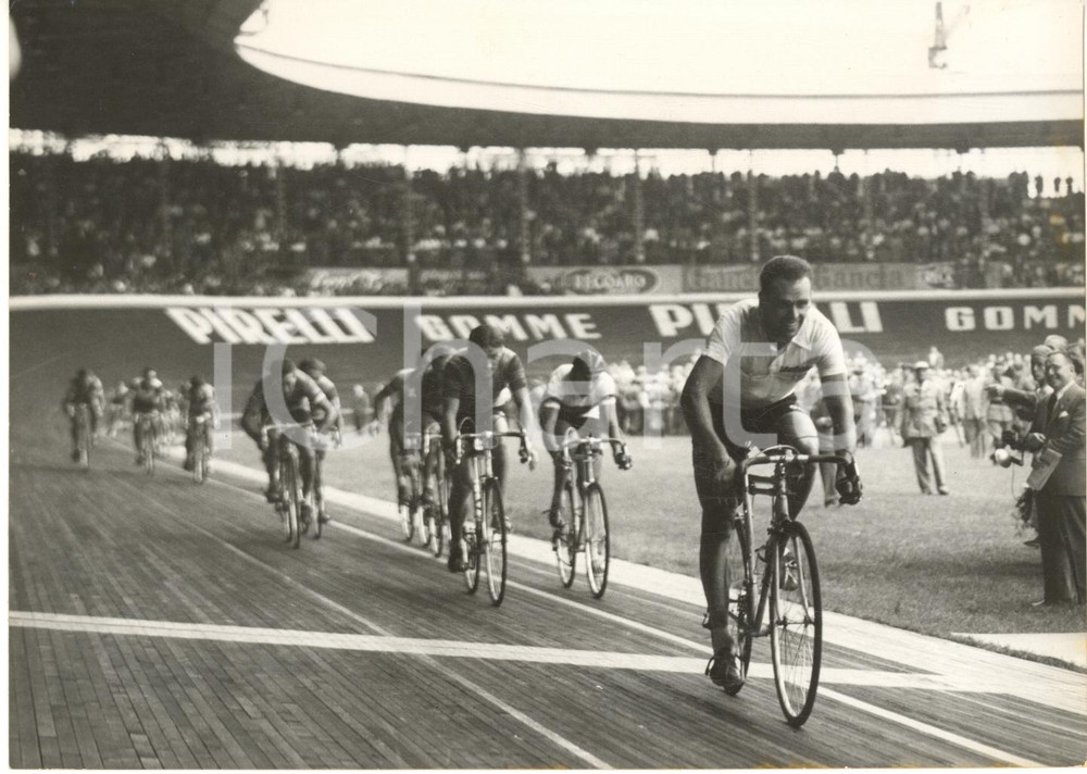 1954 MILANO CICLISMO GIRO D'ITALIA Rik VAN STEENBERGEN vince al Vigorelli Fotografia d'epoca con didascalia coeva. CONDIZIONI: fair (lievi sovraimpressioni)FORMATO: 18x13 cm      originale e autentica 1