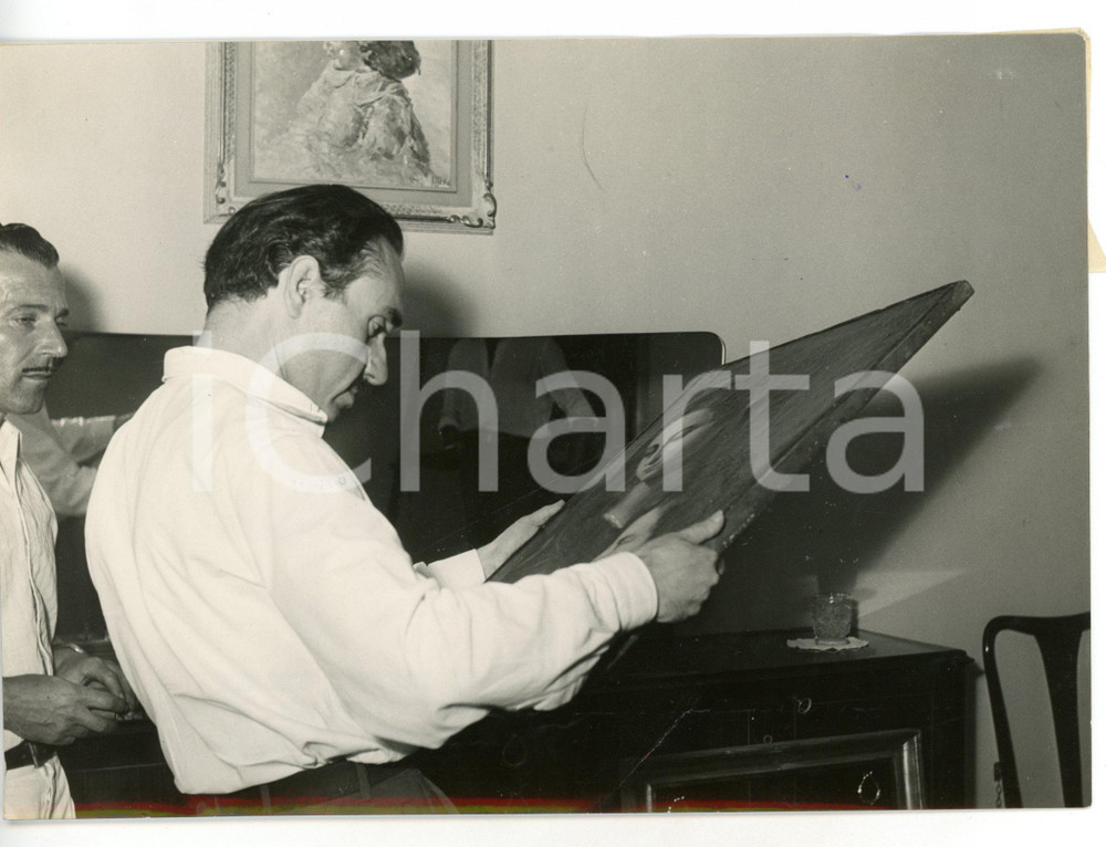 1955 ca PALERMO - GAM Prof. FAZIO con presunto dipinto di Antoon VAN DYCK *Foto Fotografia d'epoca con didascalia coeva al verso. CONDIZIONI: FAIR (lieve sovraimpressione al margine inferiore)FORMATO: 18x13 cm     originale e autentica 1