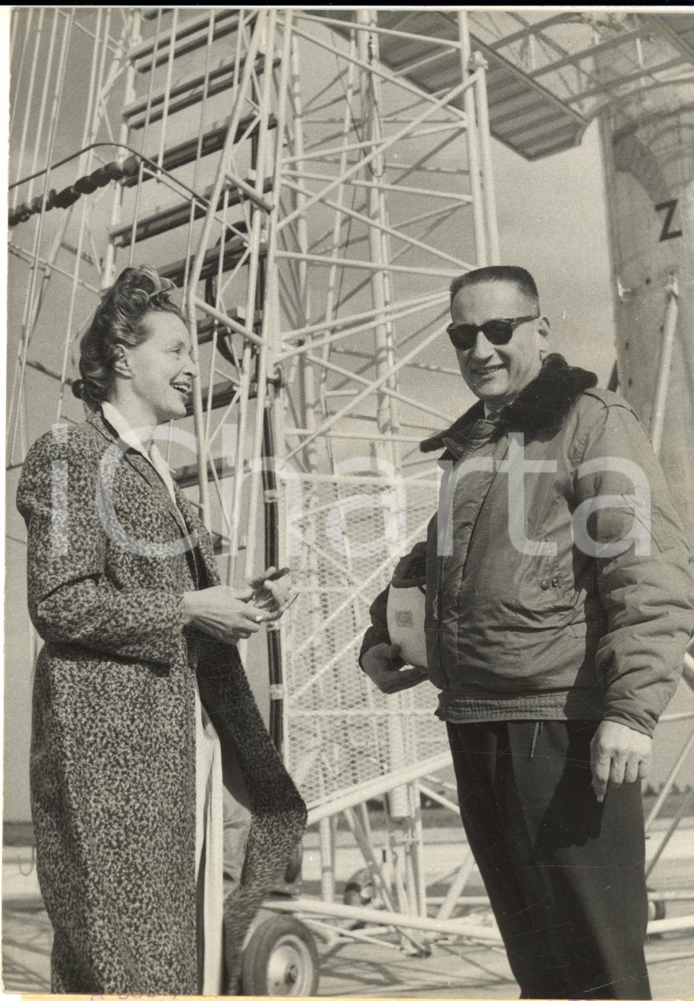 1957 MELUN VILLAROCHE Pilote Auguste MOREL avec Jacqueline AURIOL après vol ATAR