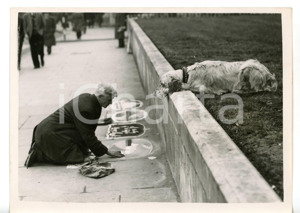 1953 LONDON Trafalgar Square - Pavement artist has an admirer *Foto ARTISTICA Fotografia d'epoca con didascalia coeva al verso. CONDIZIONI: G (ma piccola piegatura al margine destro; lievi graffi)FORMATO: 20x15 cm     originale e autentica 1