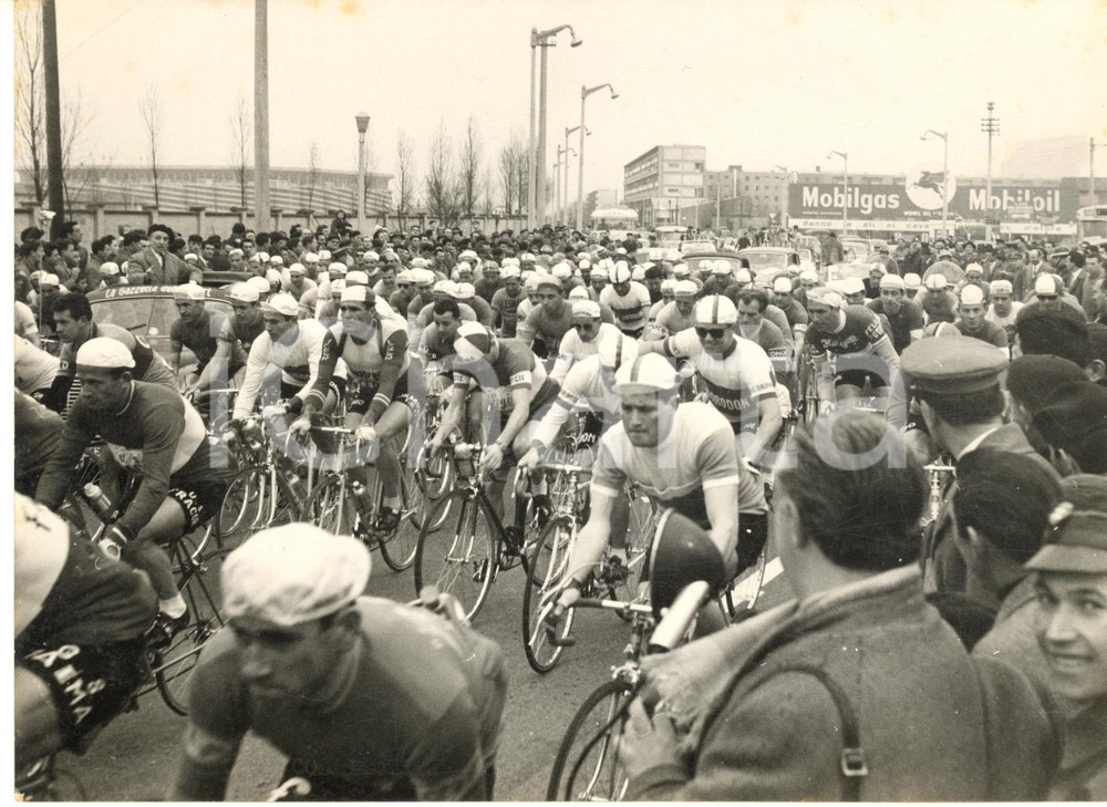 1955 ca CICLISMO MILANO-TORINO La partenza della corsa - Foto 18x13 cm  Fotografia d'epoca con didascalia coeva.  CONDIZIONI: G FORMATO: 13x18 cm     originale e autentica 1