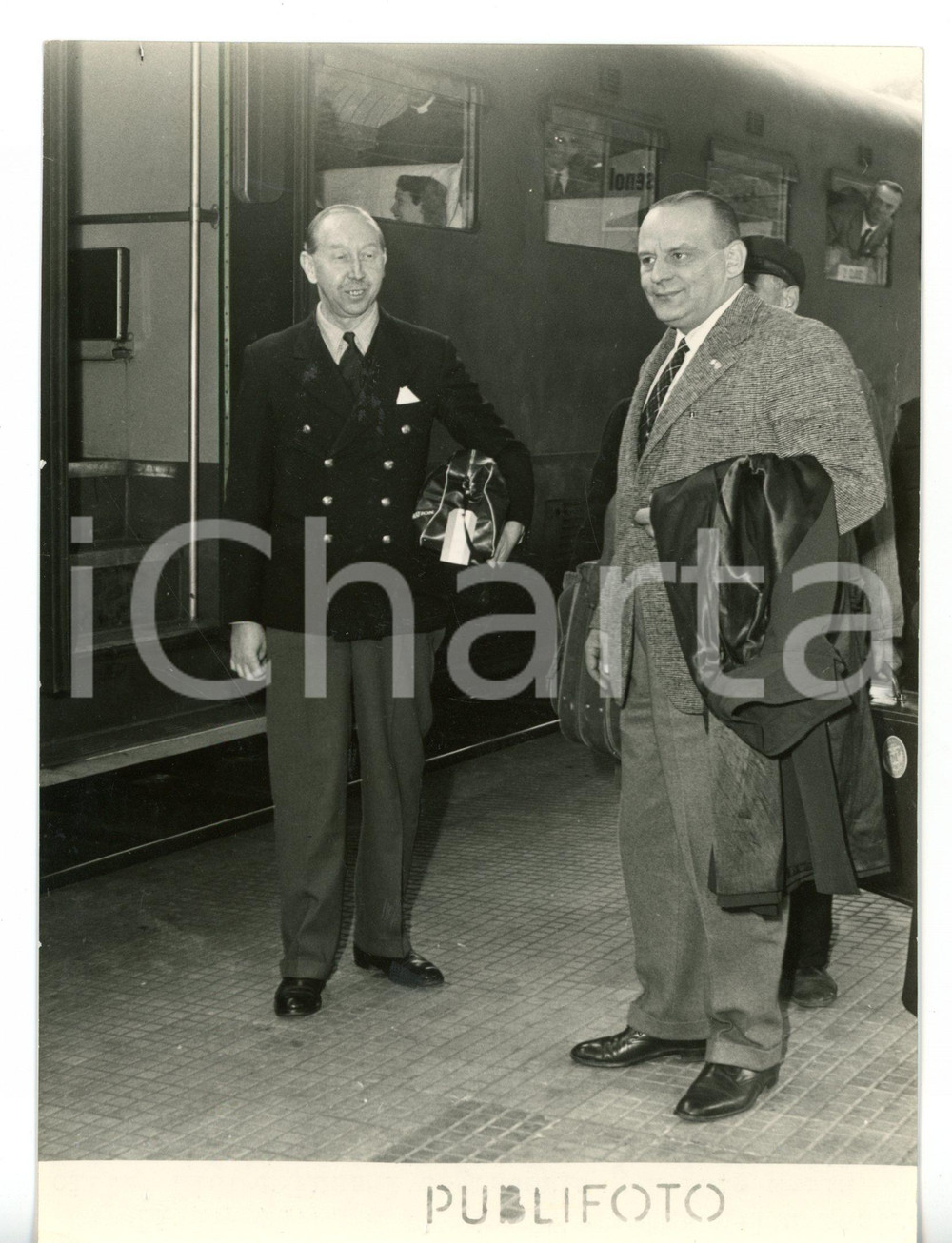 1953 NAPOLI Mr. RUSSELL segretario generale FBA - GILARDI *Fotografia 13x18 cm Fotografia d'epoca con didascalia coeva al verso. CONDIZIONI: G (ma lieve sovraimpressione al margine inferiore)FORMATO: 13x18 cm     originale e autentica 1