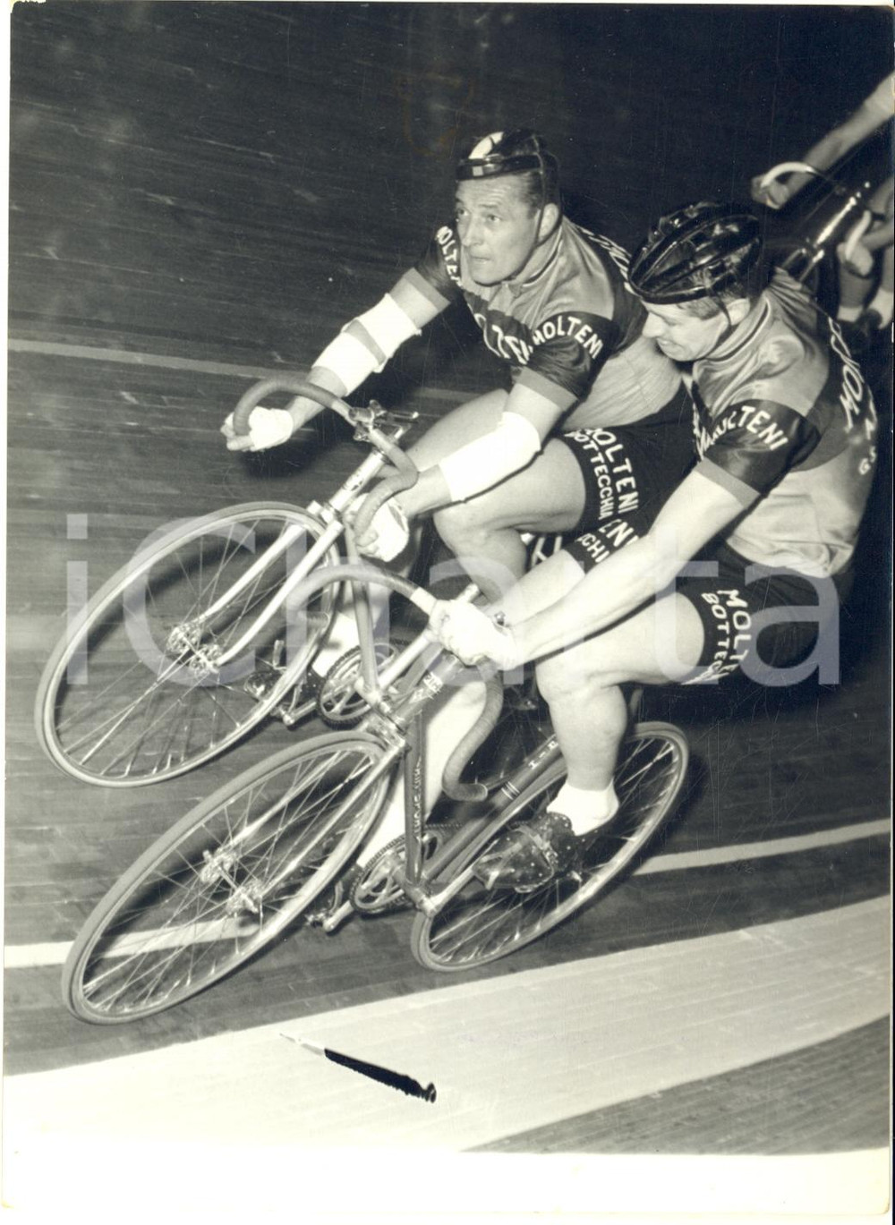 1963 CICLISMO SEI GIORNI DI MILANO - Nando TERUZZI e Peter POST *Foto 13x18 cm Fotografia d'epoca con didascalia coeva. CONDIZIONI: fair (piegatura centrale) FORMATO: 13x18 cm    originale e autentica 1