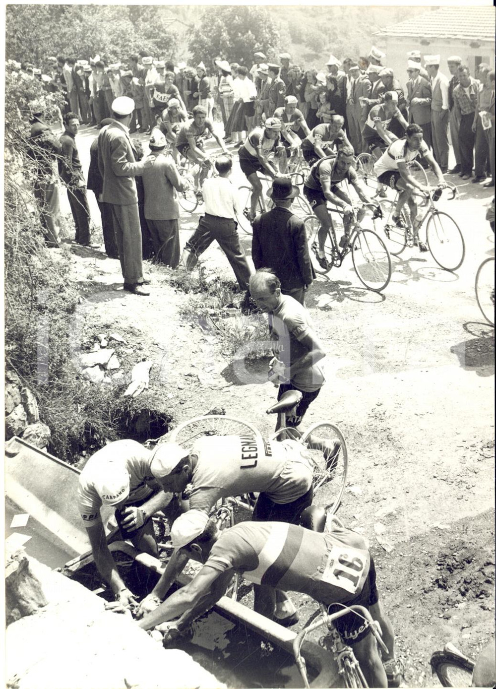 1955 ca CICLISMO GIRO D'ITALIA Concorrenti si rinfrescano alla fontana - Foto Fotografia d'epoca con didascalia coeva.CONDIZIONI: G FORMATO: 13x18 cm      originale e autentica 1
