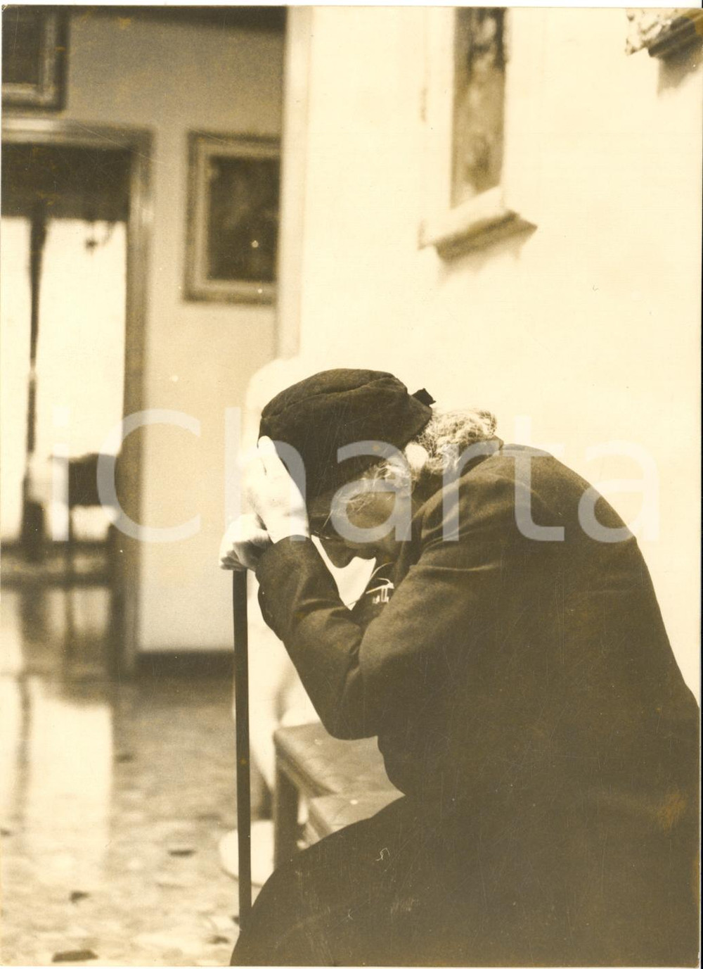 1957 MILANO La madre di Ezio SELVA dopo l'incidente del figlio *Foto 13x18 cm  Fotografia d'epoca con didascalia coeva al verso, scattata dopo la morte del campione di motonautica Ezio Selva.   CONDIZIONI: FAIR (sovraimpressione circolare)FORMATO: 13x18 cm     originale e autentica 1