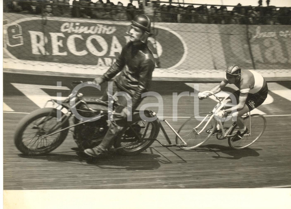 1955 CICLISMO MILANO Fiorenzo MAGNI in gara dietro una motocicletta - Foto 18x13  Fotografia d'epoca con didascalia coeva.  CONDIZIONI: G      originale e autentica 1