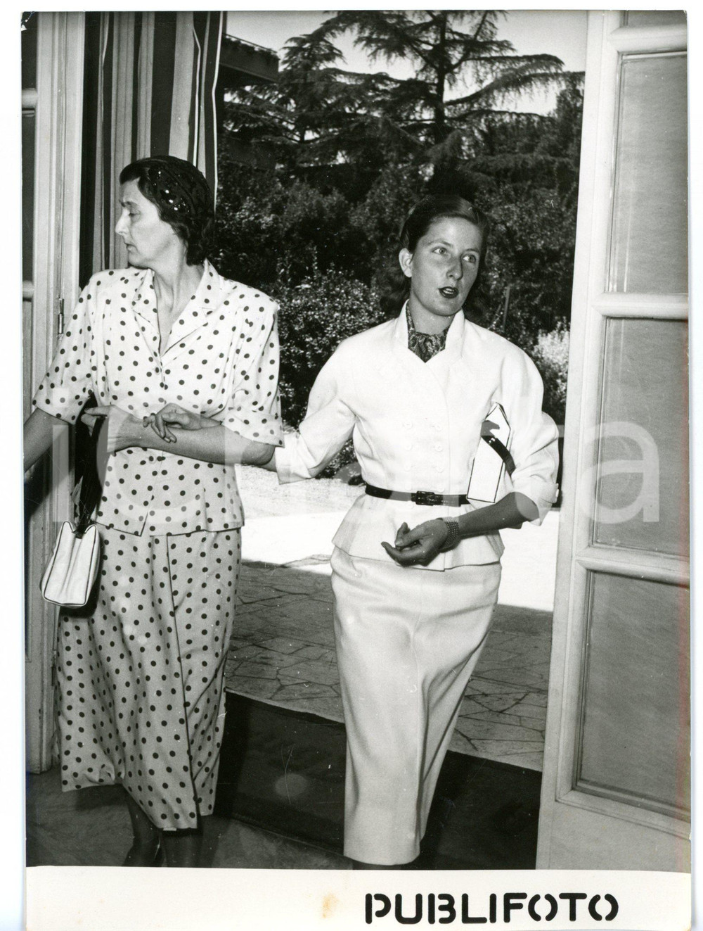 1954 ROMA Clinica VILLA MARGHERITA Maria Luisa di BULGARIA in visita alla madre Fotografia d'epoca con didascalia coeva al verso. CONDIZIONI: G (ma minima piegatura al margine superiore)FORMATO: 13x18 cm     originale e autentica 1