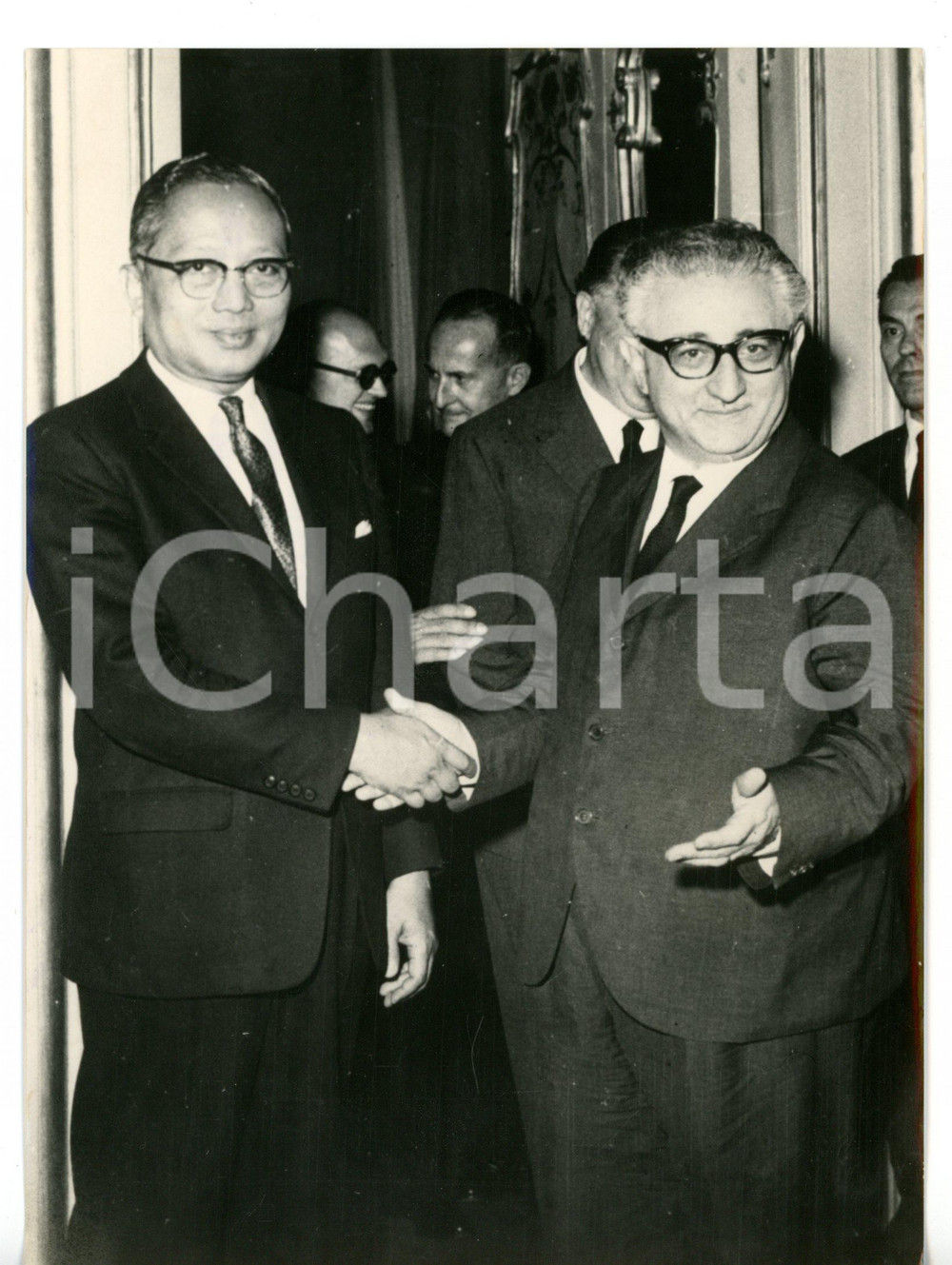 1963 ROMA Giovanni LEONE riceve U THANT segretario generale ONU *Foto 13x18 cm Fotografia d'epoca con didascalia coeva al verso. CONDIZIONI: GFORMATO: 13x18 cm     originale e autentica 1