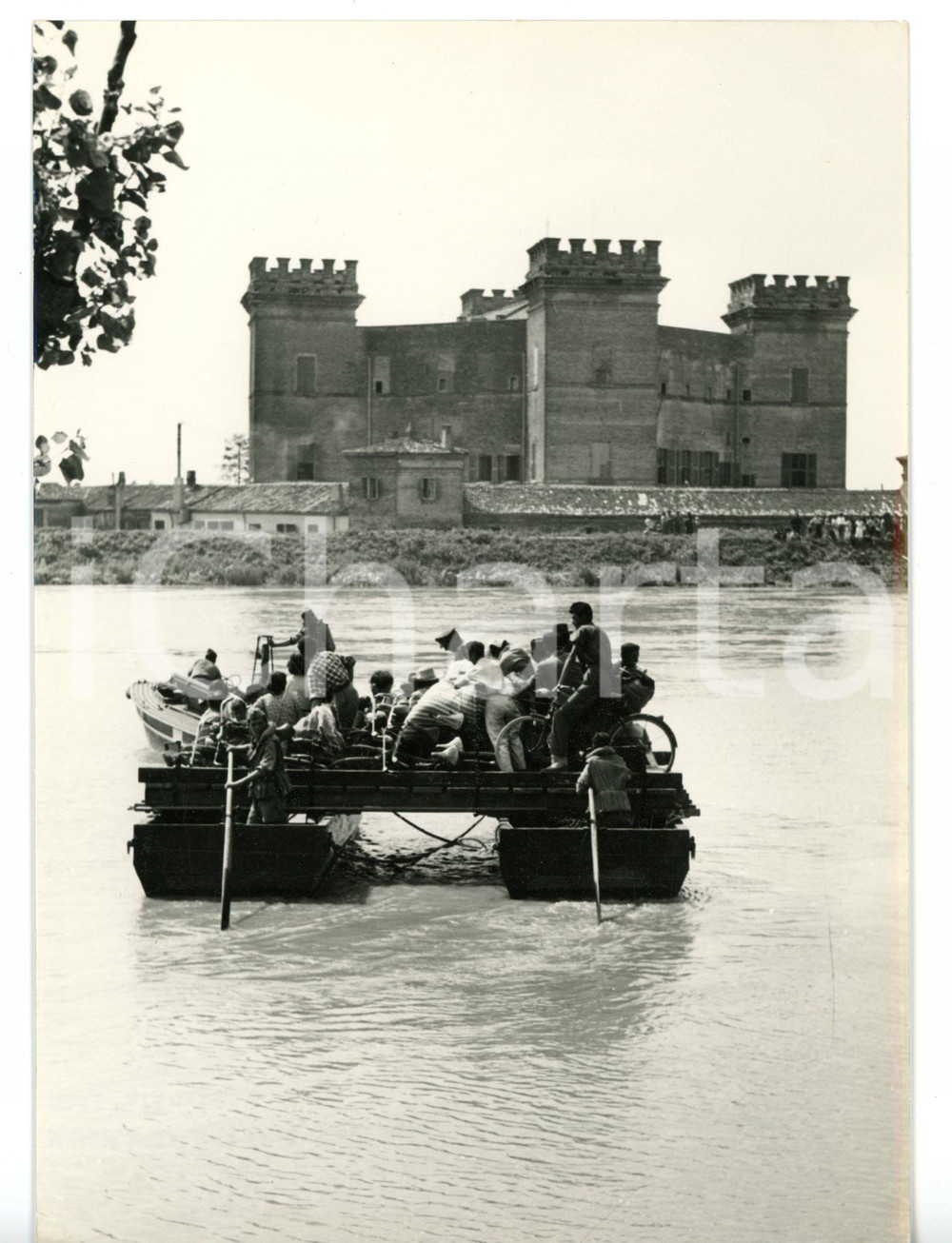 1957 ALLUVIONE POLESINE MESOLA Militari del Genio trasportano gli sfollati *Foto Fotografia d'epoca con didascalia coeva al verso. CONDIZIONI: G (ma lieve sovraimpressione)FORMATO: 13x18 cm     originale e autentica 1