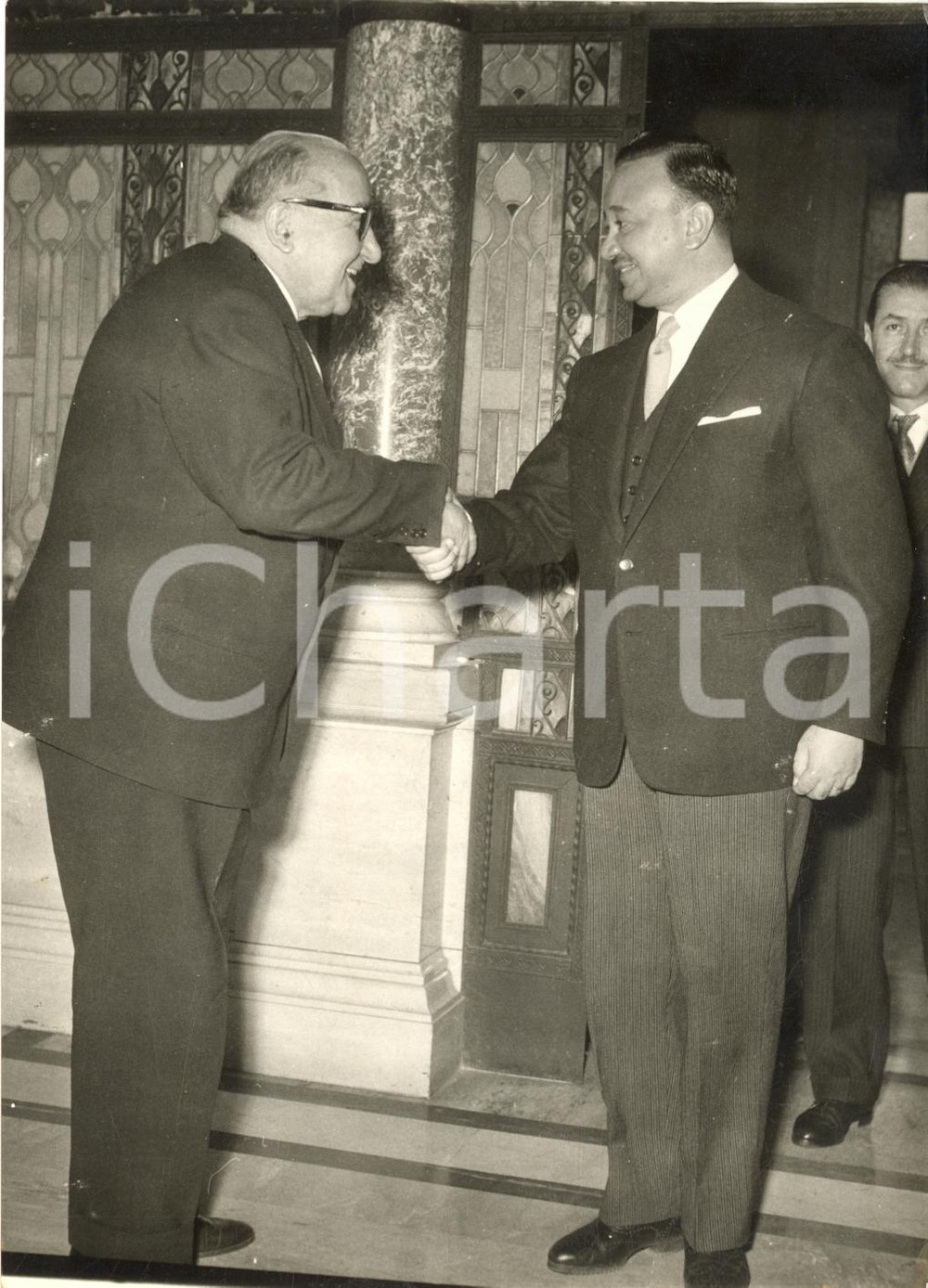 1957 ROMA Adone ZOLI riceve Sarwat OKASHA ambasciatore d'Egitto *Foto 13x18 cm Fotografia d'epoca con didascalia coeva al verso. CONDIZIONI: GFORMATO: 13x18 cm     originale e autentica 1