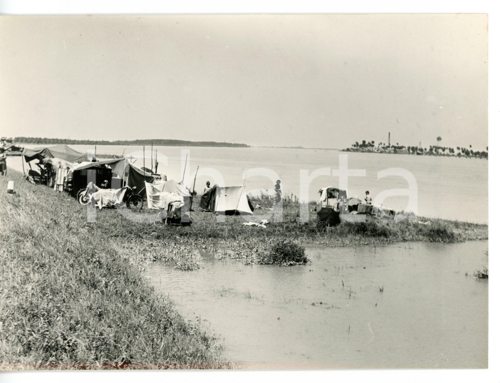1957 ALLUVIONE POLESINE - TAGLIO DI PO Accampamento di profughi *Foto 18x13 cm Fotografia d'epoca con didascalia coeva al verso. CONDIZIONI: GFORMATO: 18x13 cm     originale e autentica 1