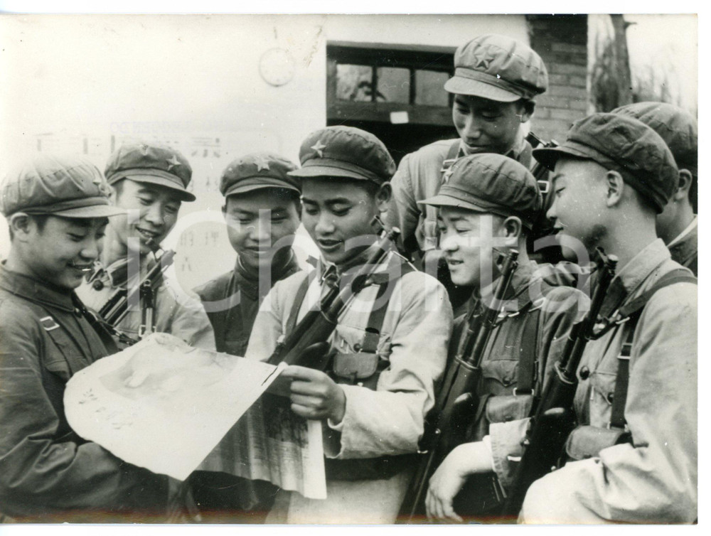1965 ca CINA Giovani soldati leggono una copia del "Pensiero di Mao" *Foto 18x13