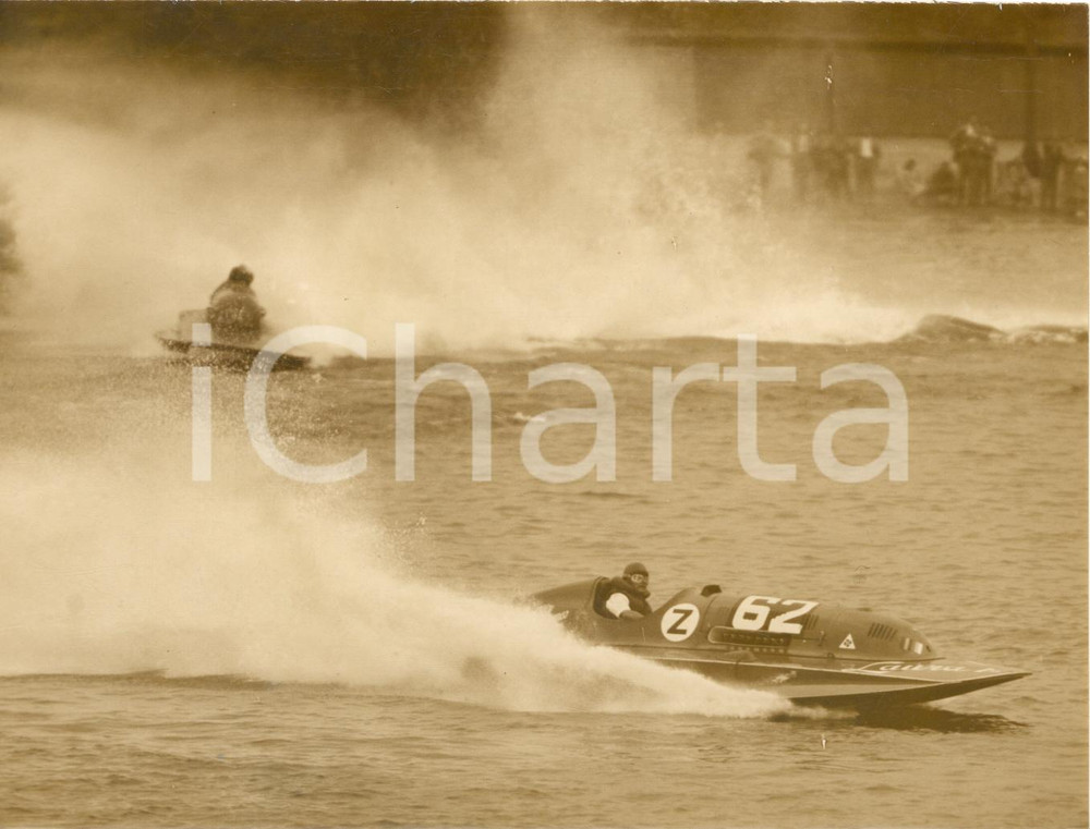 1953 MILANO IDROSCALO Trofeo CAMPARI - Mario VERGA doppia un concorrente *Foto Fotografia d'epoca con didascalia coeva.  CONDIZIONI: POOR (sovraimpressioni e ingiallimento superficiale)FORMATO: 18x13 cm     originale e autentica 1