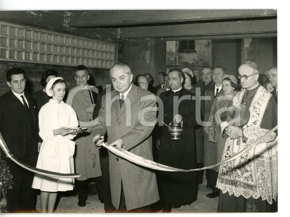 1964 ONEGLIA Mulino AGNESI - Ministro LAFOREST al taglio del nastro *Foto 18x13 Fotografia d'epoca con didascalia coeva al verso. CONDIZIONI: GFORMATO: 18x13 cm     originale e autentica 1