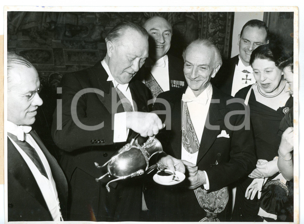 1956 BONN Konrad ADENAUER versa una tazza di tè ad Antonio SEGNI *Foto 20x15 cm
