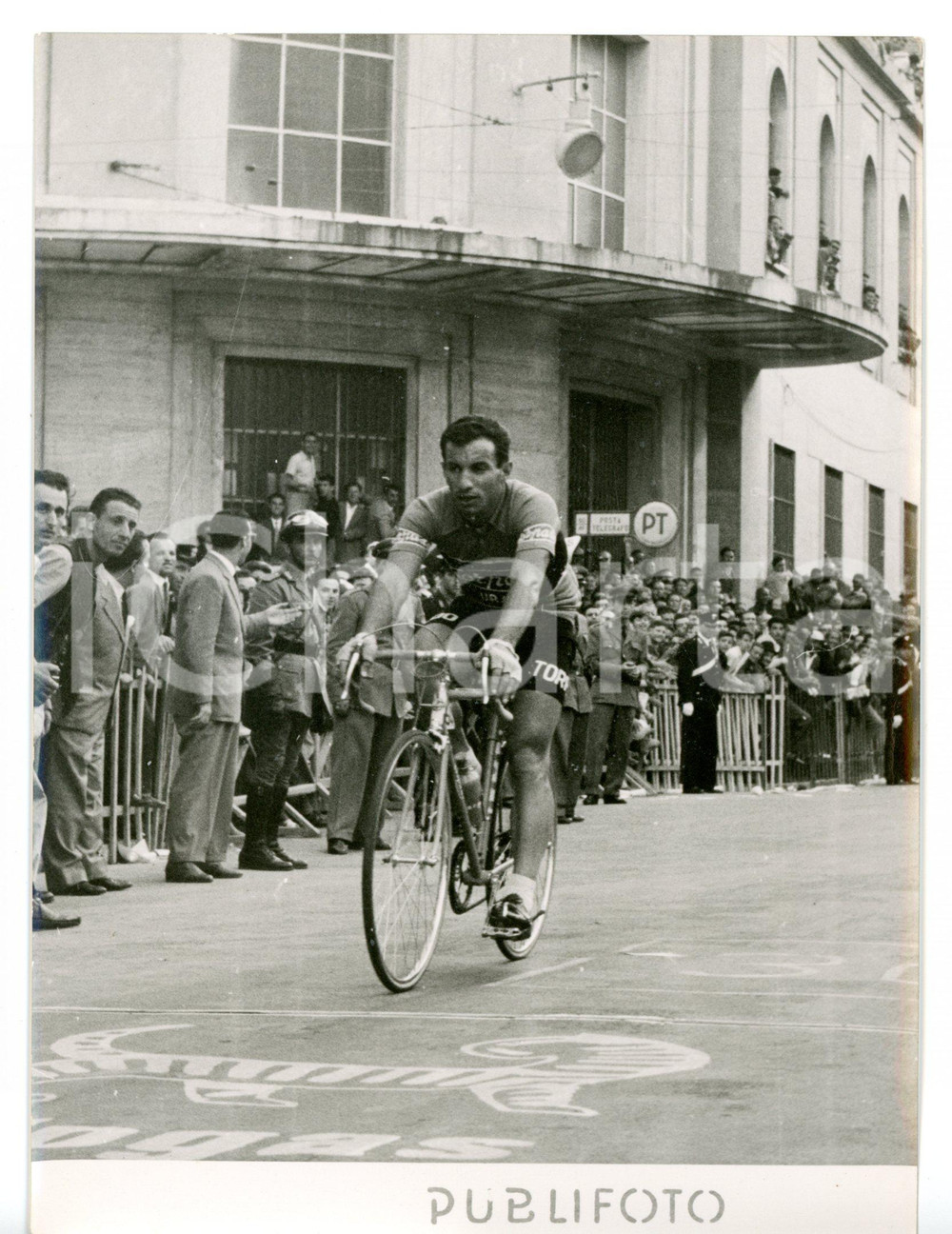 1955 SANREMO CICLISMO - GIRO D'ITALIA 3^ Tappa - Vincitore Nino DEFILIPPIS *Foto Fotografia d'epoca con didascalia coeva al verso. CONDIZIONI: FAIR (bassa qualit&agrave; di stampa)FORMATO: 13x18 cm     originale e autentica 1