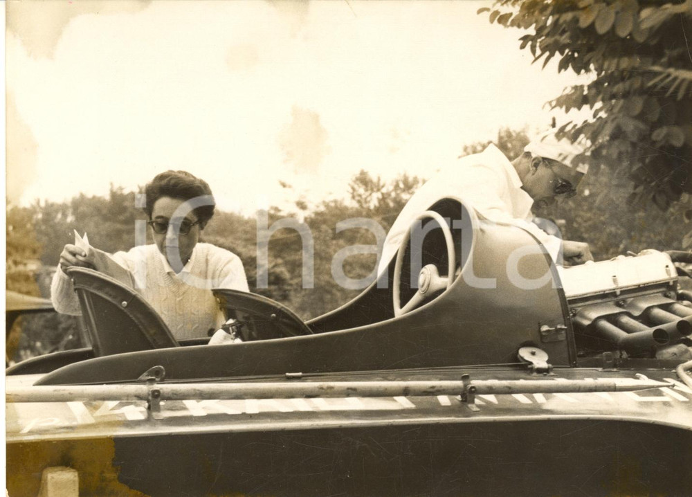 1954 MOTONAUTICA Raid PAVIA-VENEZIA Augusto e Camilla COMETTI *Foto 18x13 cm  Fotografia d'epoca con didascalia coeva al verso, scattata a Pavia.   CONDIZIONI: POOR (aloni; sovraimpressione al margine inferiore)FORMATO: 18x13 cm     originale e autentica 1