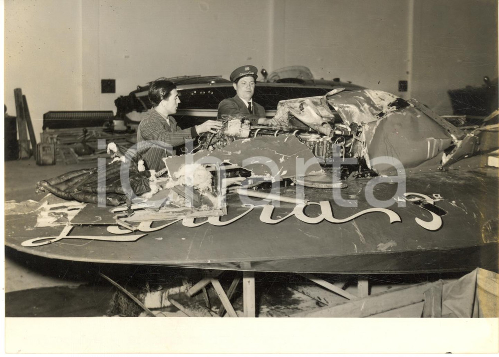 1954 SARNICO MOTONAUTICA Scafo distrutto dopo l'incidente mortale a Mario VERGA  Fotografia d'epoca con didascalia coeva al verso.    CONDIZIONI: G (ma lieve alone laterale) FORMATO: 18x13 cm     originale e autentica 1
