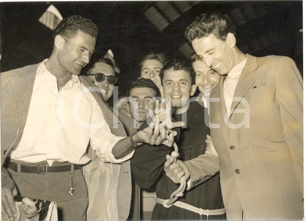 1954 MILANO CICLISMO Agostino COLETTO Giuseppe MINARDI in partenza per Solingen Fotografia d'epoca con didascalia coeva. CONDIZIONI: GFORMATO: 18x13 cm     originale e autentica 1