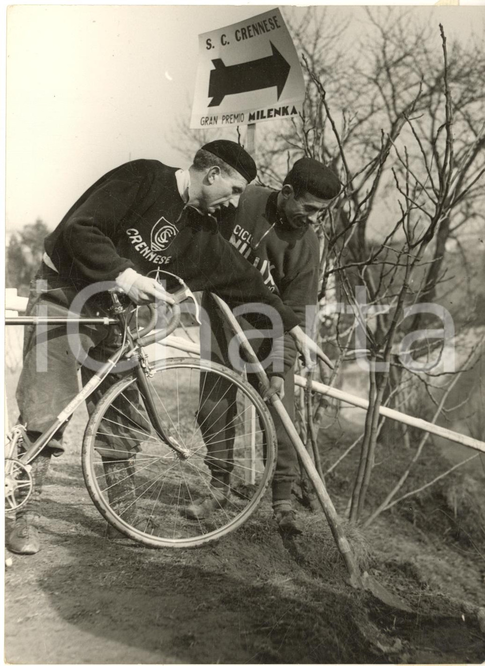 1954 CRENNA  MONDIALI CICLOCROSS Mario ROSSI Ulisse GATTO alle prove *Foto 13x18  Fotografia d'epoca con didascalia coeva.  CONDIZIONI: FAIR (lievi piegature) FORMATO: 13x18 cm     originale e autentica 1