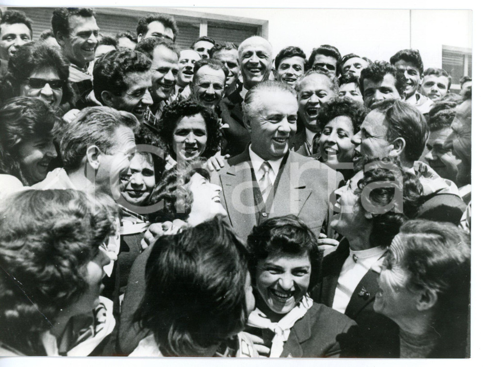 1968 ALBANIA Dittatore Enver Halil HOXHA tra la folla *Foto 18x13 cm Fotografia d'epoca con didascalia coeva al verso. CONDIZIONI: FAIR (piegatura all'angolo inferiore sinistro)FORMATO: 18x13 cm      originale e autentica 1