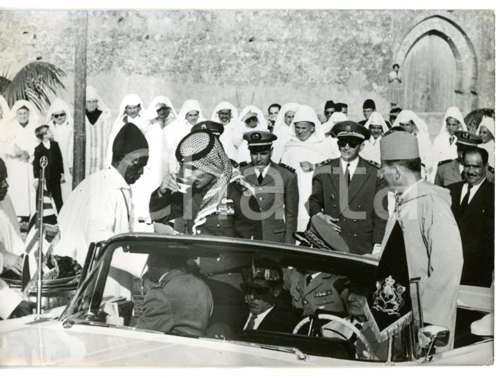 1960 RABAT (MAROCCO) Re Husayn di GIORDANIA riceve tradizionale accoglienza Fotografia d'epoca con didascalia coeva al verso. CONDIZIONI: G (ma minima ondulatura al margine inferiore)FORMATO: 18x13 cm     originale e autentica 1