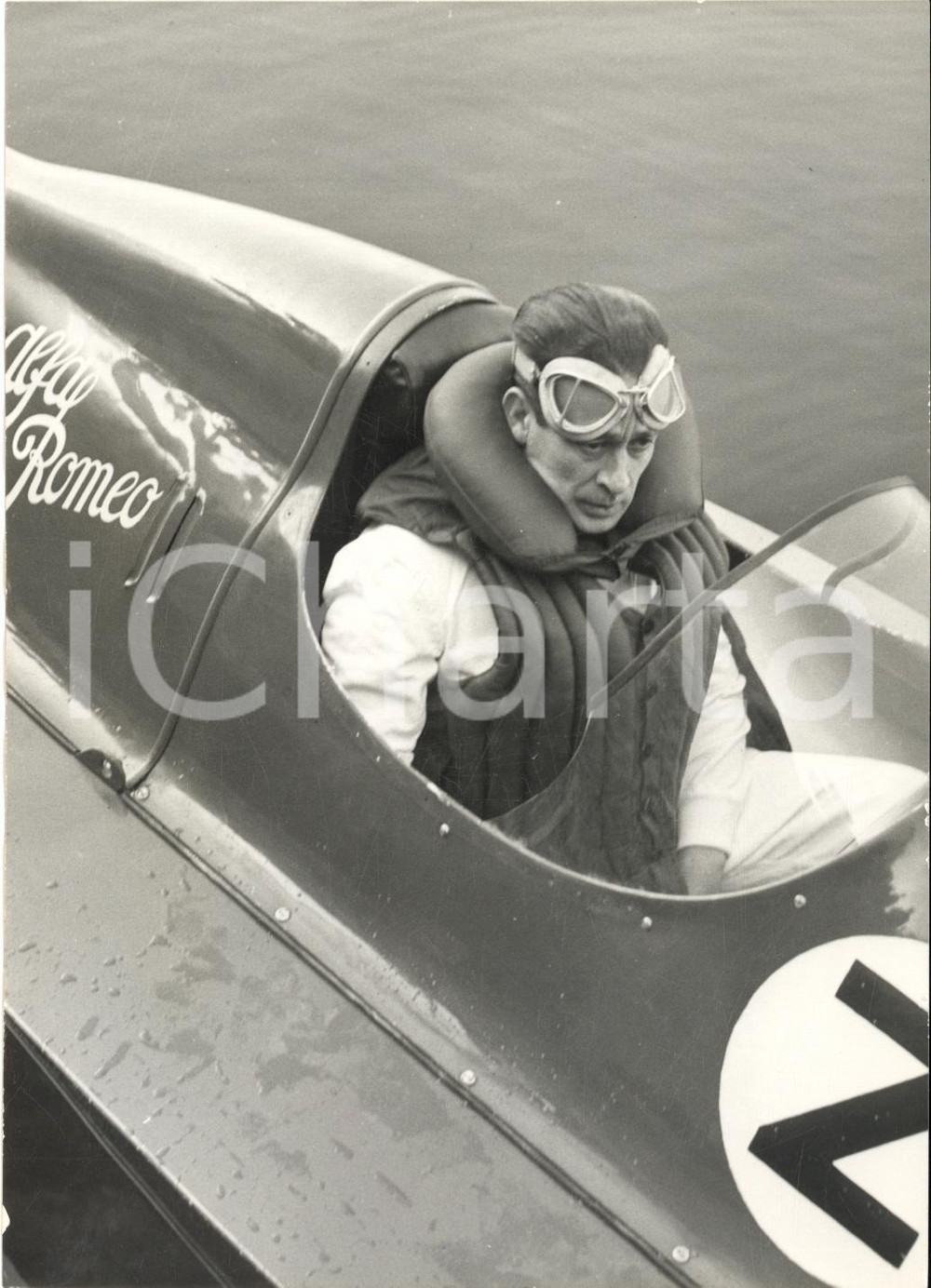 1953 MIAMI BEACH MOTONAUTICA - Mario VERGA su scafo ALFA ROMEO Foto 13x18 cm  Fotografia d'epoca con didascalia coeva al verso.   CONDIZIONI: FAIR (lieve sovraimpressione; increspature al margine sinistro) FORMATO: 13x18 cm     originale e autentica 1
