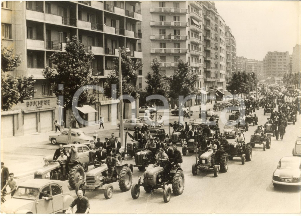 1961 GRENOBLE Manifestations paysannes - Tracteurs sur les Grands Boulevards Fotografia d'epoca, con didascalia dattiloscritta coeva al verso. CONDIZIONI: fair (piegatura al margine inferiore)FORMATO: 20x15 cm     originale e autentica 1