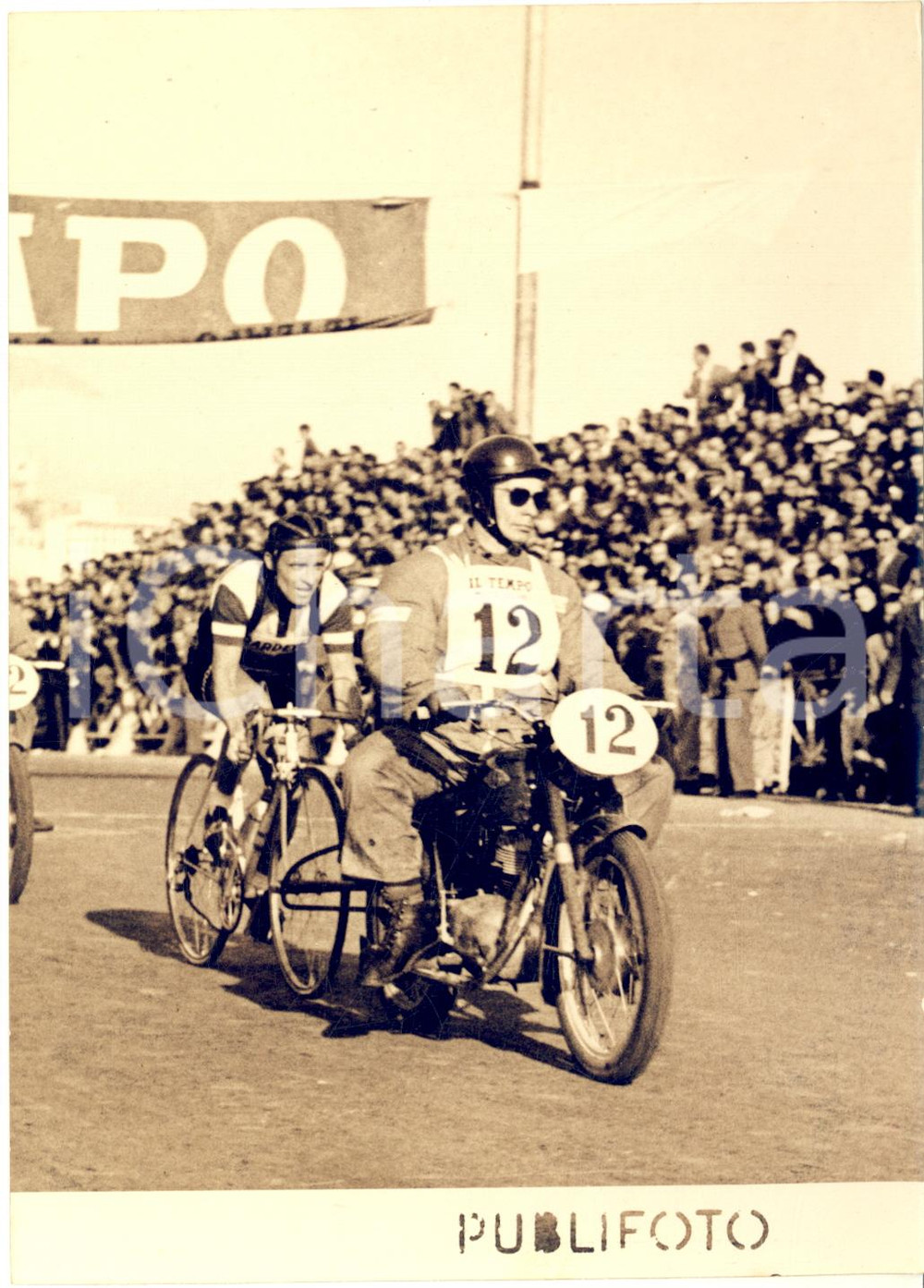 1956 CICLISMO Roma-Napoli-Roma - Il vincitore Stan OCKERS al traguardo *Foto  Fotografia d'epoca con didascalia coeva al verso.  CONDIZIONI: FAIR (sovraimpressioni) FORMATO: 13x18 cm     originale e autentica 1