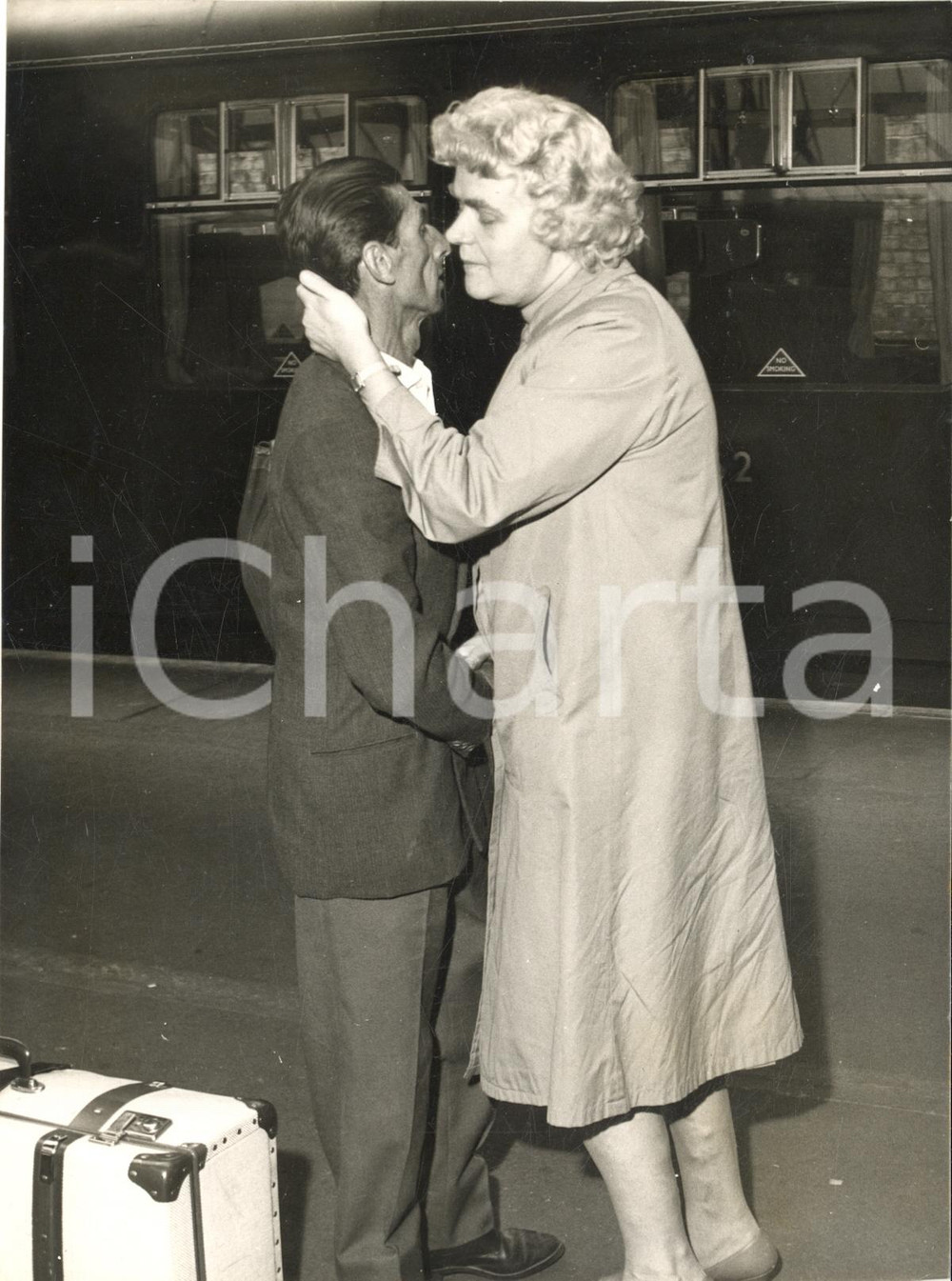 1961 LONDON Vincenzo CARRIERE turned back by Immigration and his sister-in-law Fotografia d'epoca, con didascalia dattiloscritta coeva al verso. CONDIZIONI: G (ma lievi graffi superficiali)FORMATO: 15x20 cm     originale e autentica 1