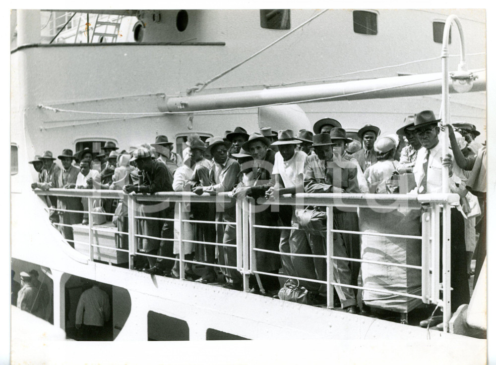 1955 GENOVA - S/S NAPOLI Giamaicani sul ponte della nave *Fotografia 24x18 cm Fotografia d'epoca. CONDIZIONI: FAIR (piccole piegature; bassa qualit&agrave; di stampa)FORMATO: 24x18 cm     originale e autentica 1