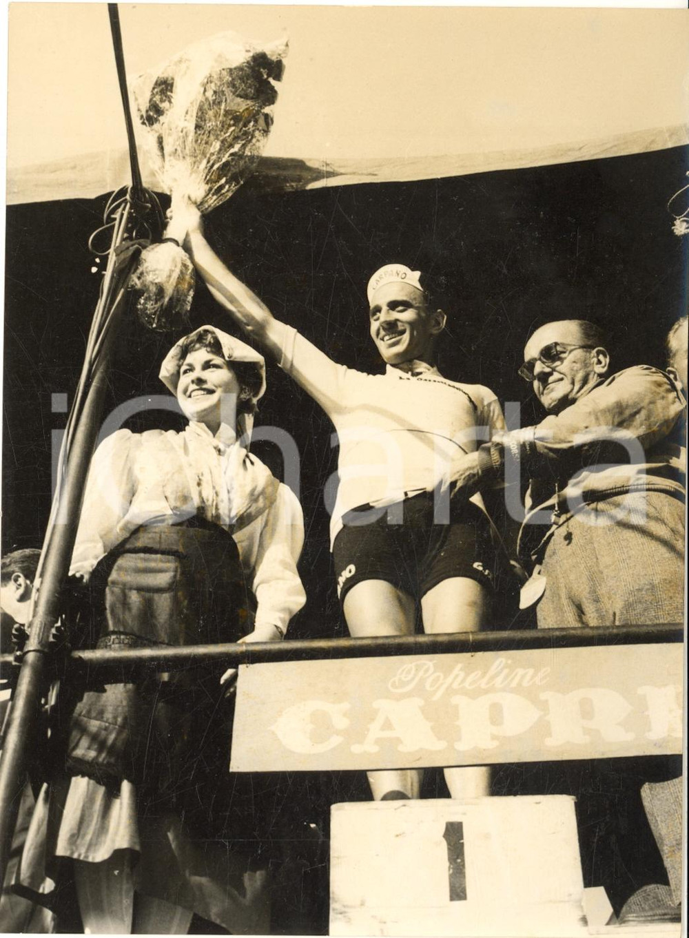 1958 CICLISMO GIRO D'ITALIA CATTOLICA Agostino COLETTO in maglia rosa *Foto  Fotografia d'epoca con didascalia coeva. CONDIZIONI: G (ma lieve sovraimpressione)FORMATO: 13x18 cm    originale e autentica 1