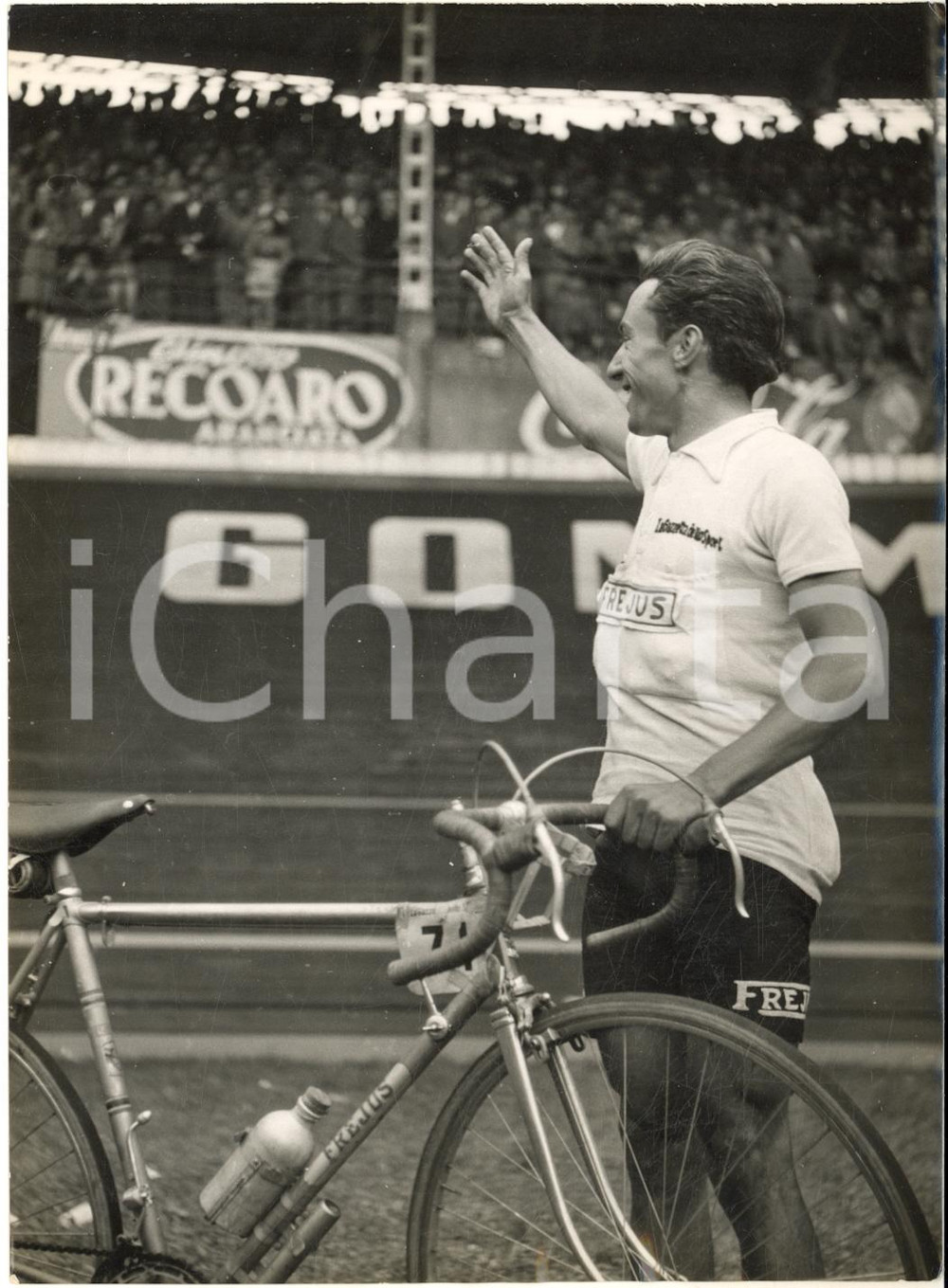 1954 CICLISMO GIRO D'ITALIA BOLZANO Angelo CONTERNO saluta la madre all'arrivo