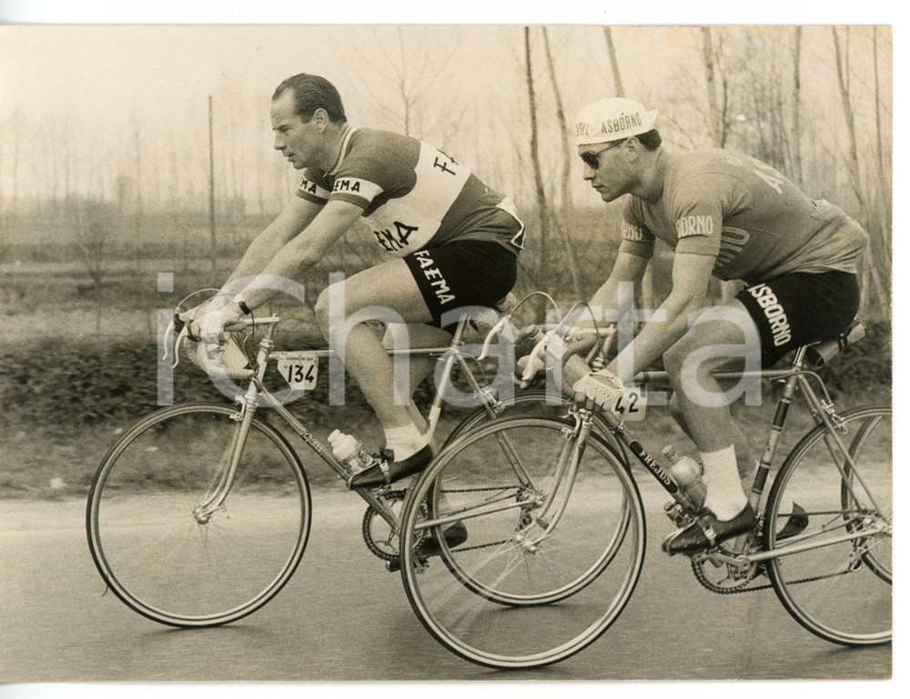 1957 AREA DI PAVIA MILANO-SANREMO CICLISMO Hugo KOBLET e Francesco LUCCHESI