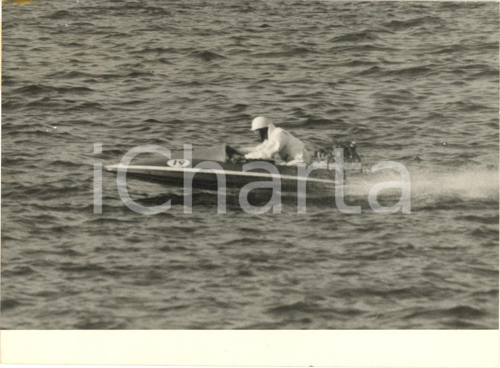 1954 STRESA MOTONAUTICA Europei FUORIBORDO Arrivo vincitore FranÃ§ois MALET Foto  Fotografia d'epoca con didascalia coeva al verso.   CONDIZIONI: G (ma lieve sovraimpressione circolare) FORMATO: 18x13 cm      originale e autentica 1