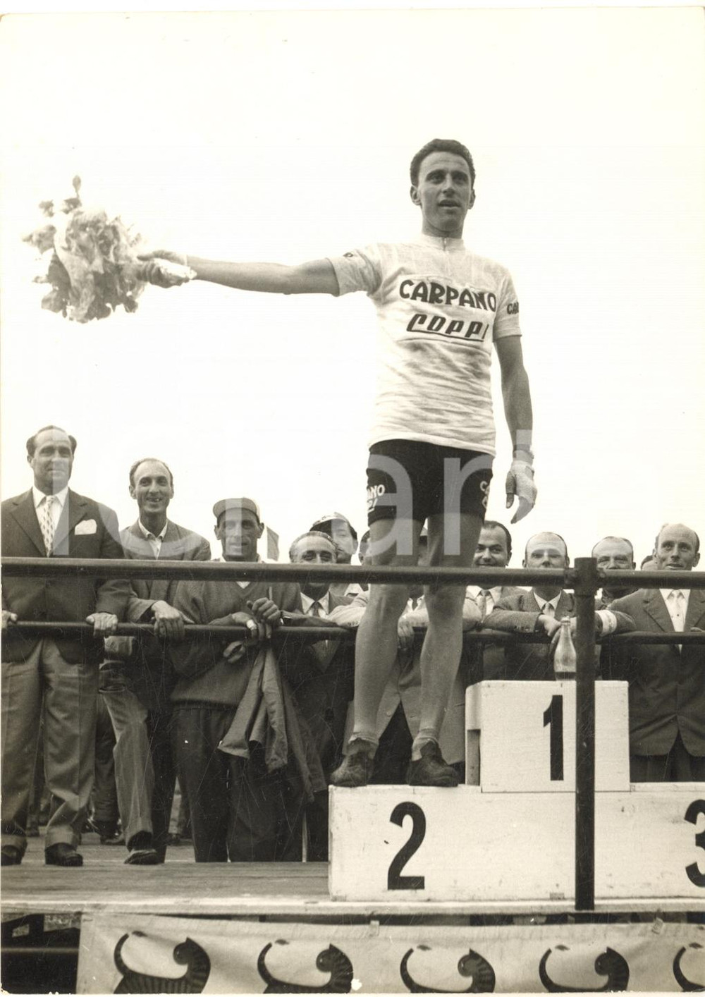 Fotografia d epoca originale 1957 CICLISMO GIRO D ITALIA PESCARA Agostino COLETTO 2Â° classificato Foto 13x18 1