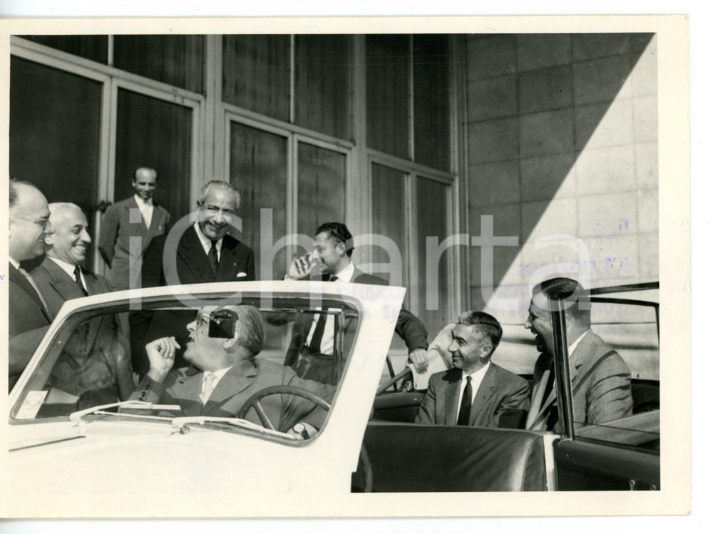 1956 TORINO - FIAT Vittorio VALLETTA e Gianni AGNELLI con Henry FORD II *Foto Fotografia d'epoca con didascalia coeva al verso. CONDIZIONI: FAIR (timbro sovraimpresso al recto)FORMATO: 18x13 cm     originale e autentica 1