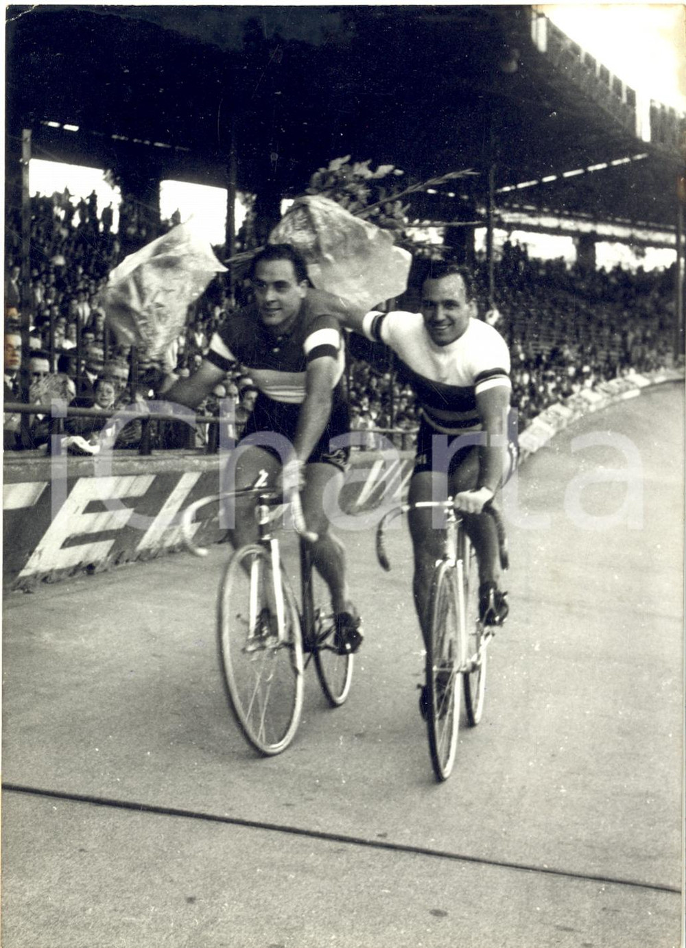 1958 PARIS CICLISMO MONDIALI VELOCITÀ Antonio MASPES durante il giro d'onore