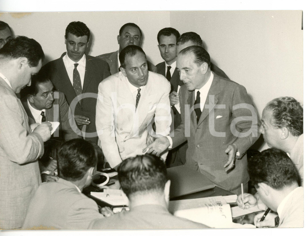 1959 ROMA Fernando TAMBRONI rilascia intervista riguardo prestito nazionale Fotografia d'epoca con didascalia coeva al verso. CONDIZIONI: FAIR (piegatura al margine superiore)FORMATO: 18x13 cm     originale e autentica 1