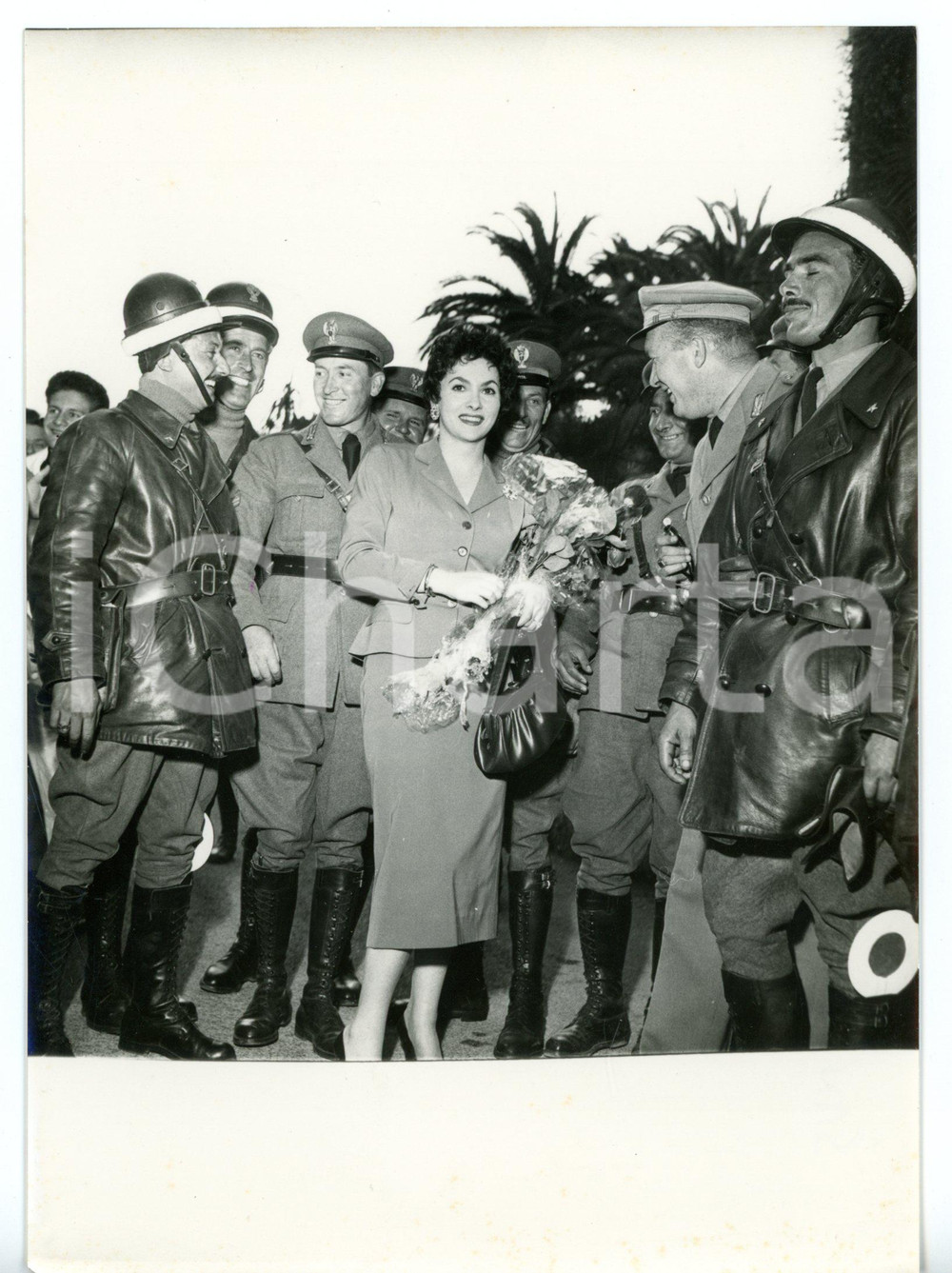 1955 SANREMO - RALLY DEL CINEMA Gina LOLLOBRIGIDA tra agenti di Polizia *Foto