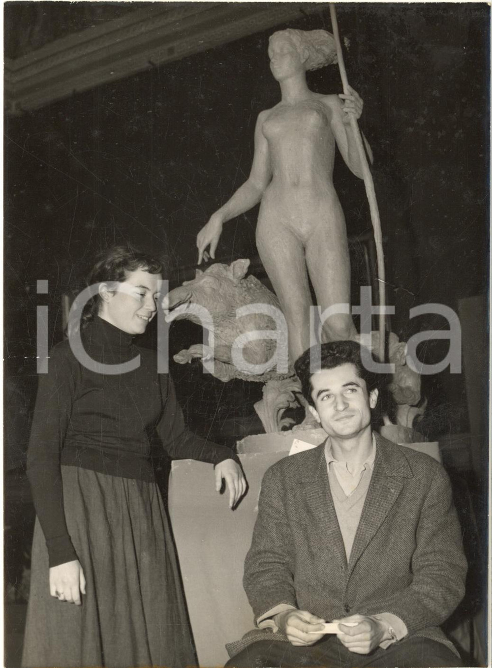 1954 ROMA Premio di Scultura - Robert RIGOT con la sua opera vincitrice *Foto Fotografia d'epoca, con didascalia coeva. CONDIZIONI: fair (sovraimpressione circolare e macchie di polvere)FORMATO: 13x18 cm     originale e autentica 1