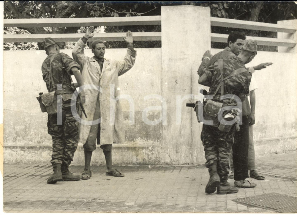 1961 BIZERTE (TUNISIE) Fouilles des civils tunisiens par les soldats franÃ§ais Fotografia d'epoca, con didascalia dattiloscritta coeva.CONDIZIONI: FAIR (rigature al lato sinistro)FORMATO: 18x13 cm      originale e autentica 1