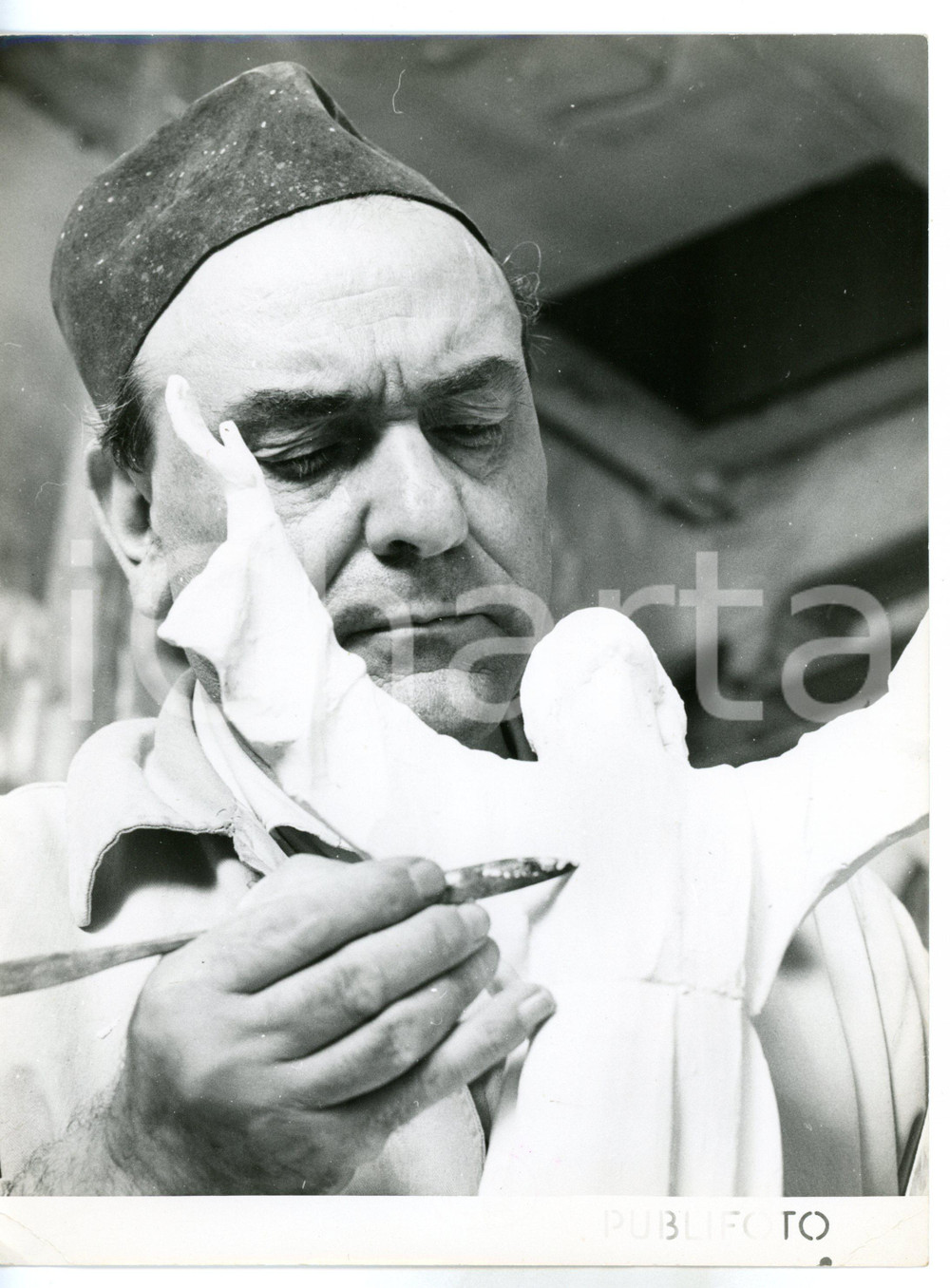 1953 SAN FRUTTUOSO (GE) Guido GALLETTI prepara modello per "Cristo degli Abissi" Fotografia d'epoca. CONDIZIONI: FAIR (piccola piegatura all'angolo inferiore sinistro)FORMATO: 18x24 cm     originale e autentica 1