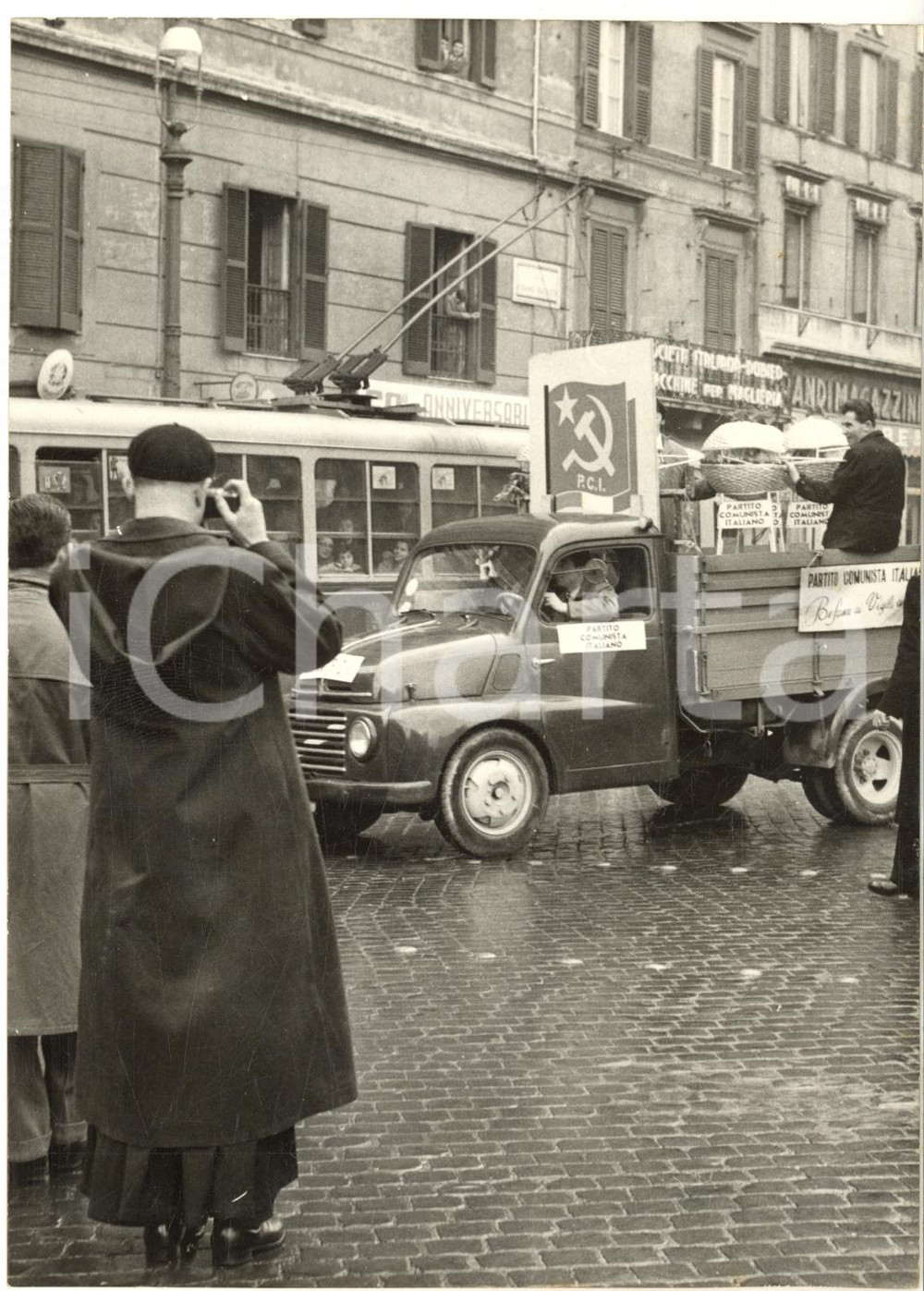 1958 ROMA Befana del Vigile - Sacerdote fotografa camioncino del PCI - Foto Fotografia d'epoca con didascalia dattiloscritta coeva.  CONDIZIONI: FAIR (increspature)FORMATO: 13x18 cm     originale e autentica 1