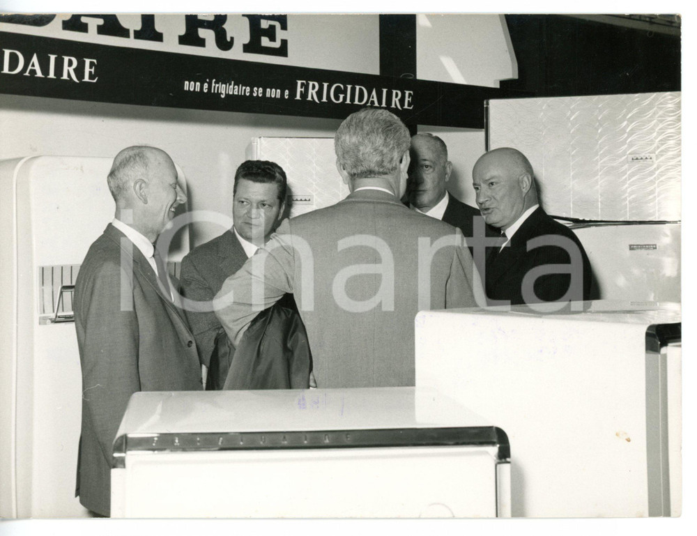 1959 MILANO Fiera Campionaria - Dirigenti GENERAL MOTORS allo stand FRIGIDAIRE Fotografia d'epoca, con didascalia coeva al verso. CONDIZIONI: G (ma lievi macchie di inchiostro al margine inferiore)FORMATO: 18x13 cm     originale e autentica 1