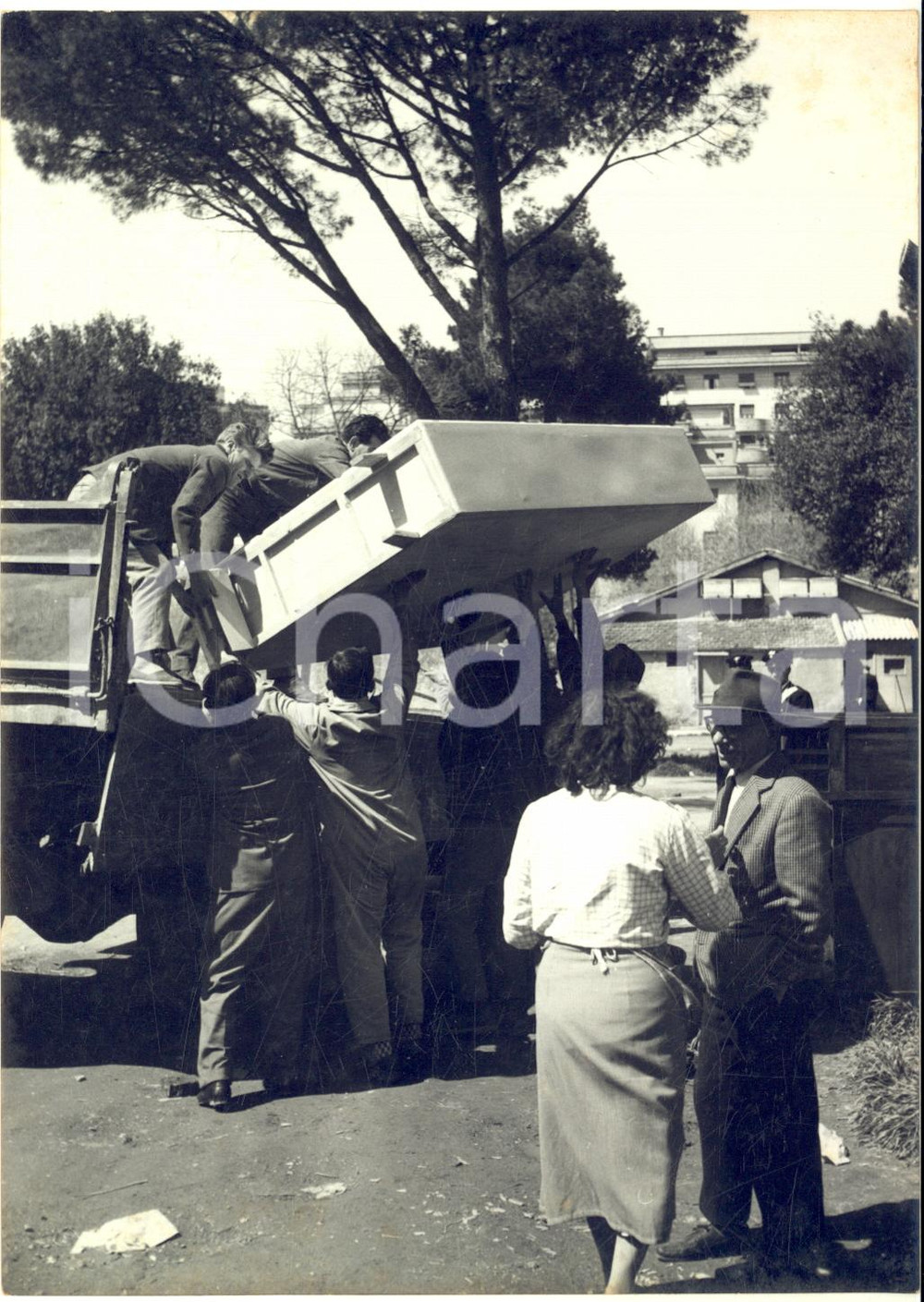 1958 ROMA Sgombero baraccati Campo PARIOLI per Villaggio Olimpico *Foto 13x18 cm Fotografia d'epoca con didascalia coeva al verso. CONDIZIONI: G (ma lievi macchie in trasparenza)FORMATO: 13x18 cm     originale e autentica 1