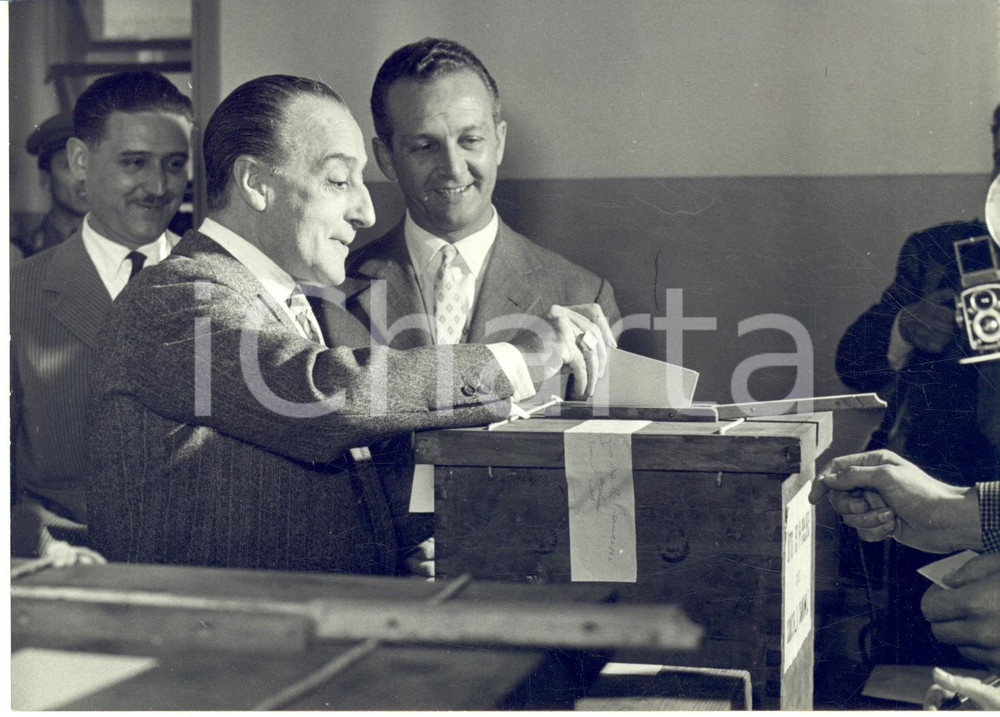 1956 ROMA ELEZIONI - TOTO' al seggio durante le votazioni *Foto 18x13 cm Fotografia d'epoca, con didascalia dattiloscritta coeva, che ritrae il celebre attore Tot&ograve; (Antonio De Curtis).CONDIZIONI: FAIR (sovraimpressione circolare e lievi piegature al margine superiore)FORMATO: 18x13 cm      originale e autentica 1