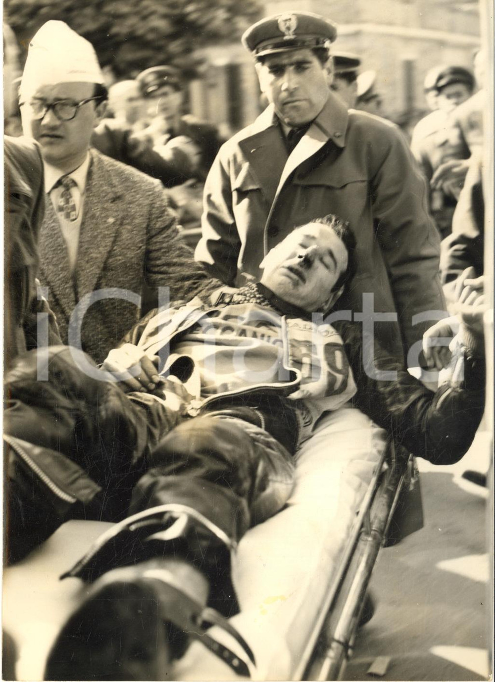 1955 MOTOCICLISMO PERUGIA - Motogiro - Leopoldo TARTARINI dopo l'incidente *Foto Fotografia d'epoca, con didascalia coeva al verso. CONDIZIONI: G (ma lievi macchie al margine inferiore)FORMATO: 13x18 cm     originale e autentica 1