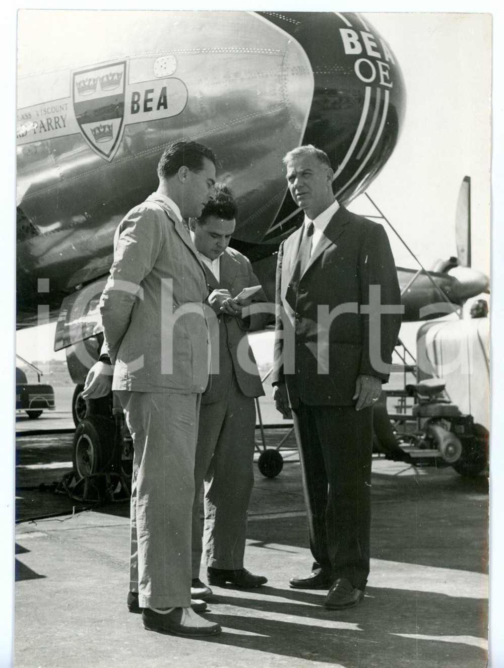 1953 ROMA CIAMPINO Generale James VAN FLEET rilascia intervista ai giornalisti Fotografia d'epoca, con didascalia coeva al verso. CONDIZIONI: G (ma lieve sovraimpressione)FORMATO: 13x18 cm     originale e autentica 1