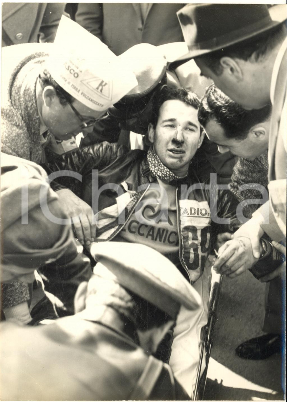 1955 MOTOCICLISMO PERUGIA Motogiro - Leopoldo TARTARINI dopo l'incidente - Foto Fotografia d'epoca, con didascalia coeva al verso. CONDIZIONI: G (ma lieve piegatura al margine inferiore)FORMATO: 13x18 cm     originale e autentica 1
